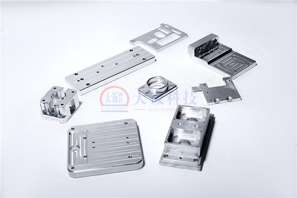 由于計(jì)算機(jī)控制機(jī)床的運(yùn)動(dòng)，因此機(jī)床都可以在軸上同時(shí)精確地移動(dòng)，以創(chuàng)建復(fù)雜的三維形狀。